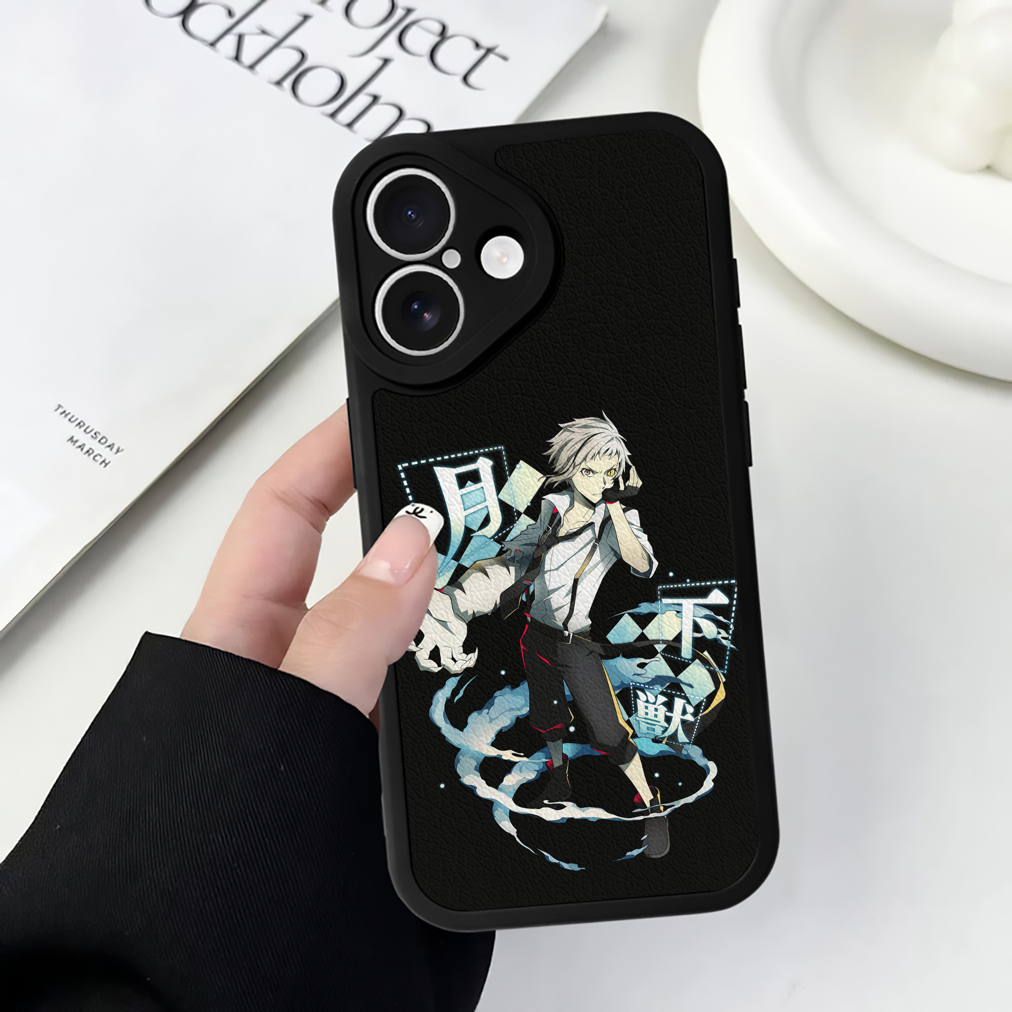 （画像用） 文豪ストレイドッグス Bungo Stray Dogs 【iPhone 16シリーズ対応】シリコンスマホケース（レザー調） 材質：シリコン